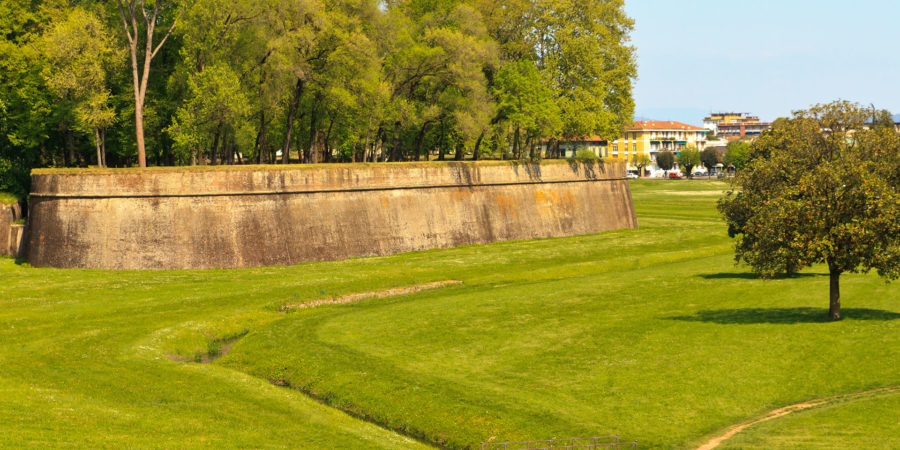 Lucca: cidade tem tem a muralha medieval mais bem preservada da Toscana |