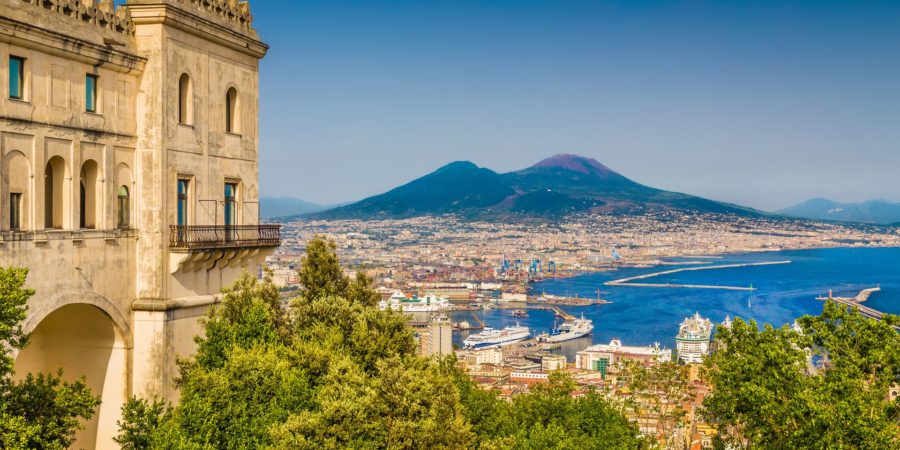 Vista da baía de Nápoles com o Vesúvio ao fundo.