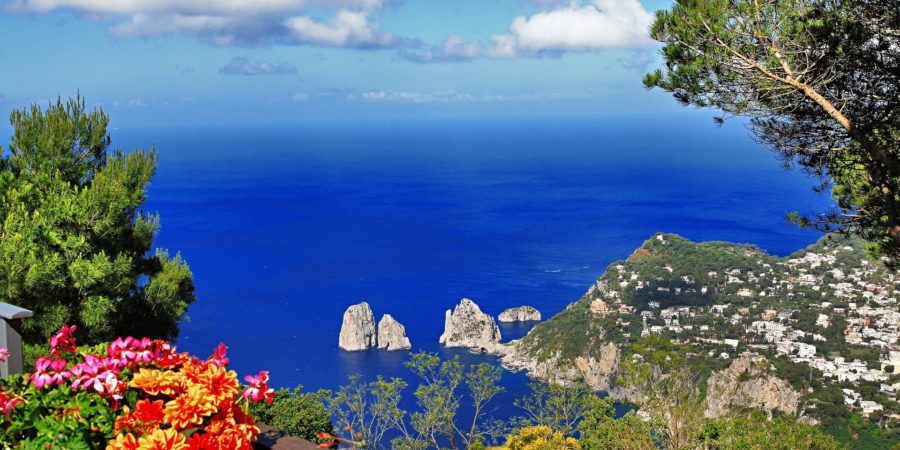Vista dos Faraglioni em Capri.